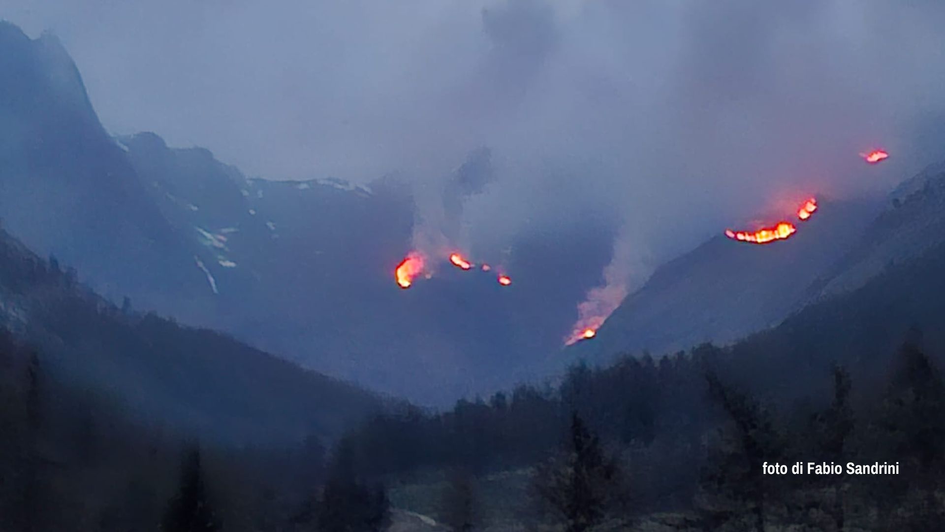 Vasto incendio in Val Canè